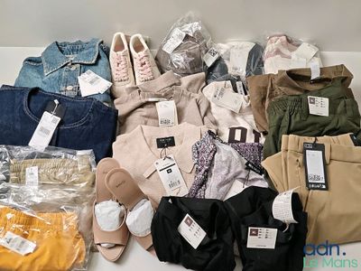 un tas de vêtements posés sur une table