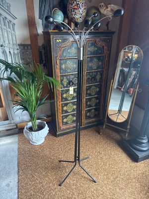 a plant that is sitting on a stand in a room