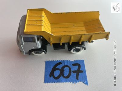 un camion miniature avec un numéro sur le côté