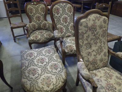 many chairs that are lined up in a room