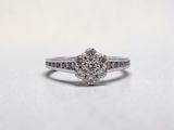 gros plan d'une bague en diamant sur une surface blanche