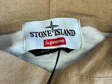 un gros plan d'une veste portant l'étiquette Stone Island