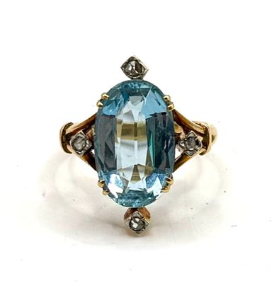 Bague en or jaune 18k/ 750ml centrée d'une aigue-marine oval…