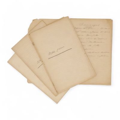 une pile de vieux papiers comportant des notes manuscrites