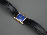 Gros plan sur une montre-bracelet à cadran bleu