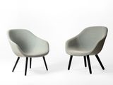 une paire de chaises grises aux pieds noirs sur fond blanc