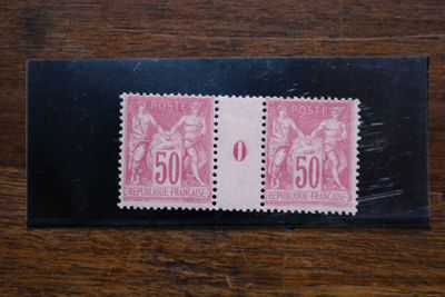 un gros plan sur deux timbres posés sur une surface en bois