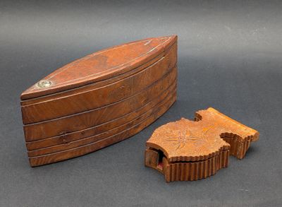 une petite boîte en bois et une petite boîte en bois posées sur une table