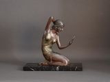 statue en bronze représentant une femme assise sur un socle en marbre, tenant un téléphone portable