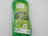 un sac d'herbe verte posé sur une table blanche