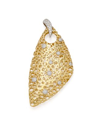 un pendentif en or et diamants, signé Van Cleef