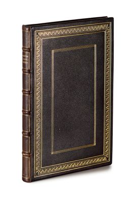 un gros plan d'un livre à la couverture noire sur fond blanc