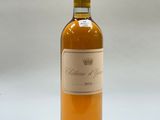 une bouteille de vin posée sur une table