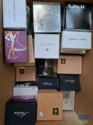 plusieurs boîtes empilées les unes sur les autres