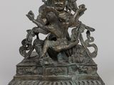une image représentant une statue en bronze d'un homme tenant un serpent
