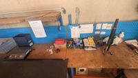 Dans un garage en face : Ensemble de Mobilier à l'entrée du … (photo 2)
