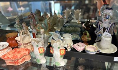 une vitrine en verre dans laquelle sont exposés de nombreux types de vases différents