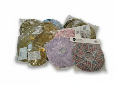 de nombreux rouleaux de tissu posés sur une surface blanche