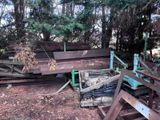 un tas de bois posé par terre dans les bois