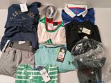 un tas de vêtements posés sur une table
