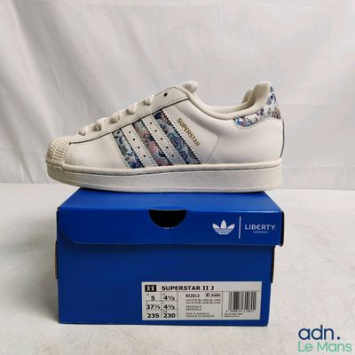 Baskets adidas Superstar blanches et bleues