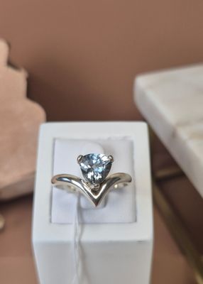 une boîte blanche posée sur une table, avec un anneau à l'intérieur