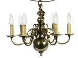 un lustre en laiton à cinq lumières