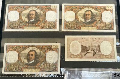 Quatre types différents de billets de banque sont exposés dans une vitrine.
