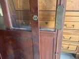 une armoire en bois munie d'une porte vitrée