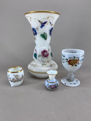 trois vases et deux tasses posés sur une table