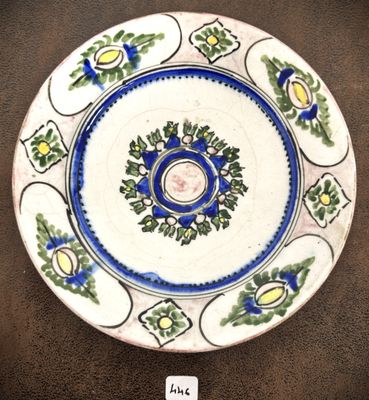 une assiette bleue et blanche ornée d'un motif floral