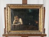 un tableau représentant une femme en train de lire un livre posé sur un chevalet