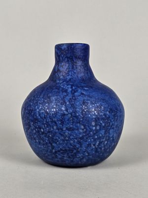 un vase bleu posé sur une table
