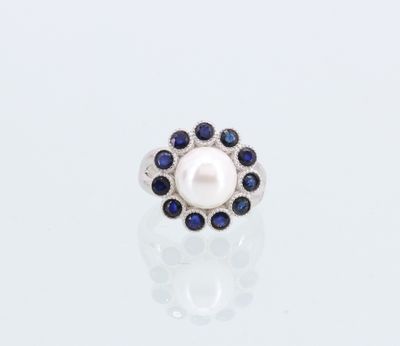 une bague ornée d'un bouquet de perles et de saphirs