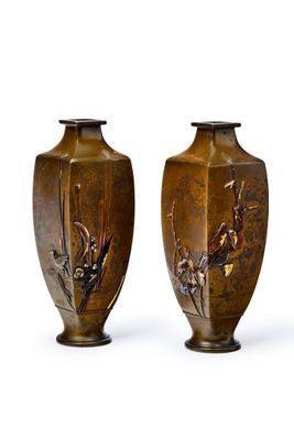 deux vases marron ornés d'oiseaux et de fleurs sur un fond blanc