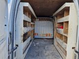 une camionnette blanche équipée d'étagères
