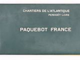 un gros plan sur un livre vert sur lequel figure une inscription blanche