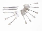 un grand nombre de fourchettes et de cuillères disposées en cercle