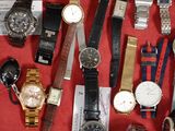 de nombreux modèles de montres exposés sur un fond rouge