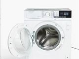une photo d'une machine à laver dont la porte est ouverte