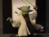 un gros plan d'une figurine Star Wars posée sur une table