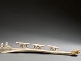 figurine en ivoire sculpté représentant un bateau avec des personnes et des animaux à bord