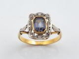 Gros plan sur une bague contenant une pierre bleue