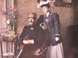 un homme et une femme assis sur une chaise