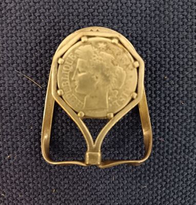 Pièce de 2 francs 1872 en argent, sur une monture en argent.