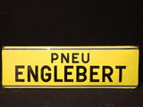 un panneau jaune sur lequel est inscrit « Pineu Englebertt »