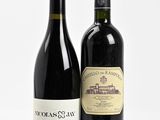 deux bouteilles de vin posées l'une à côté de l'autre sur une surface blanche