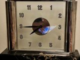 une horloge posée sur une table