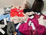 un tas de vêtements et un sac à main posés sur une table