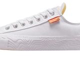 un gros plan sur une paire de baskets blanches sur fond blanc
